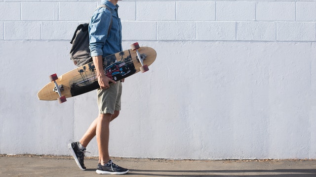 Longboard – co to jest i jak zacząć na nim jeździć? Poradnik dla początkujących