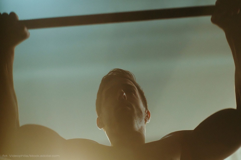 Jakie ćwiczenia na barki? Poznaj najlepszy trening na szerokie i silne ramiona