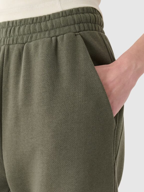 Damskie spodnie dresowe joggery 4F 4FRAW24TTROF1353 - oliwkowe/khaki