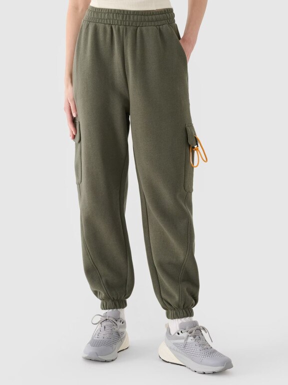 Damskie spodnie dresowe joggery 4F 4FRAW24TTROF1353 - oliwkowe/khaki