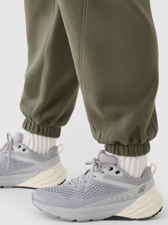 Damskie spodnie dresowe joggery 4F 4FRAW24TTROF1353 - oliwkowe/khaki
