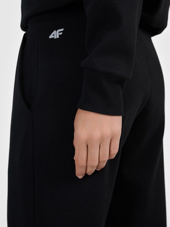 Damskie spodnie dresowe z szerokimi nogawkami 4F 4FRAW25TTROF1919 - czarne