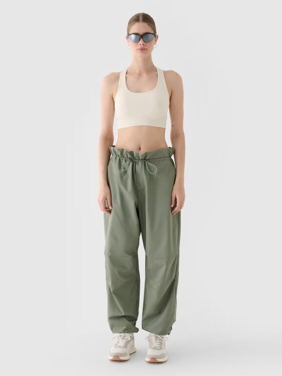 Damskie spodnie parachute casual 4F 4FRSS24TTROF1330 - oliwkowe/khaki