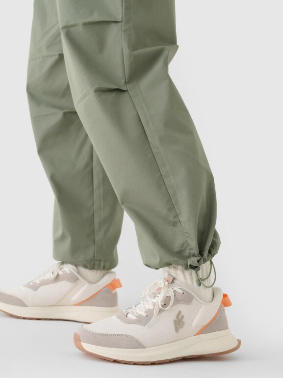 Damskie spodnie parachute casual 4F 4FRSS24TTROF1330 - oliwkowe/khaki