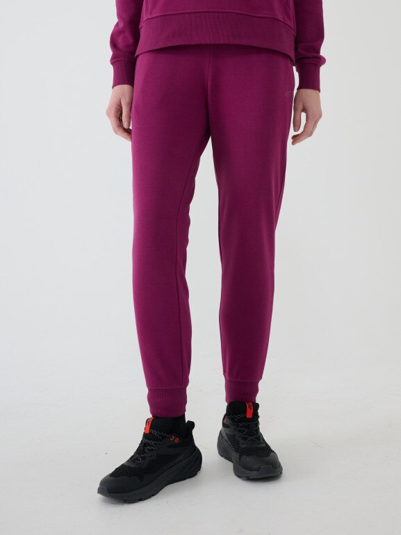 Damskie spodnie dresowe joggery 4F 4FWMM00TTROF1386 - fioletowe