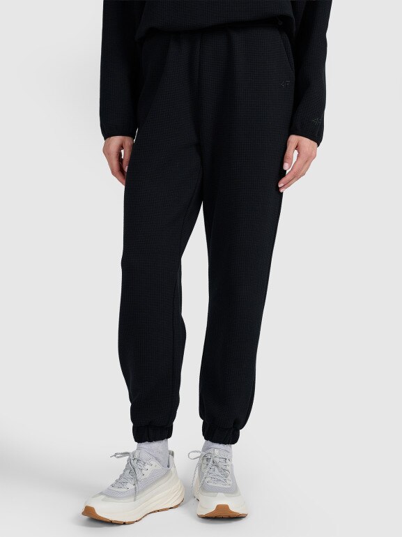 Damskie spodnie dresowe 4F 4FWAW25TTROF1184 - czarne