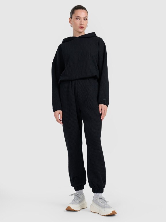 Damskie spodnie dresowe 4F 4FWAW25TTROF1184 - czarne