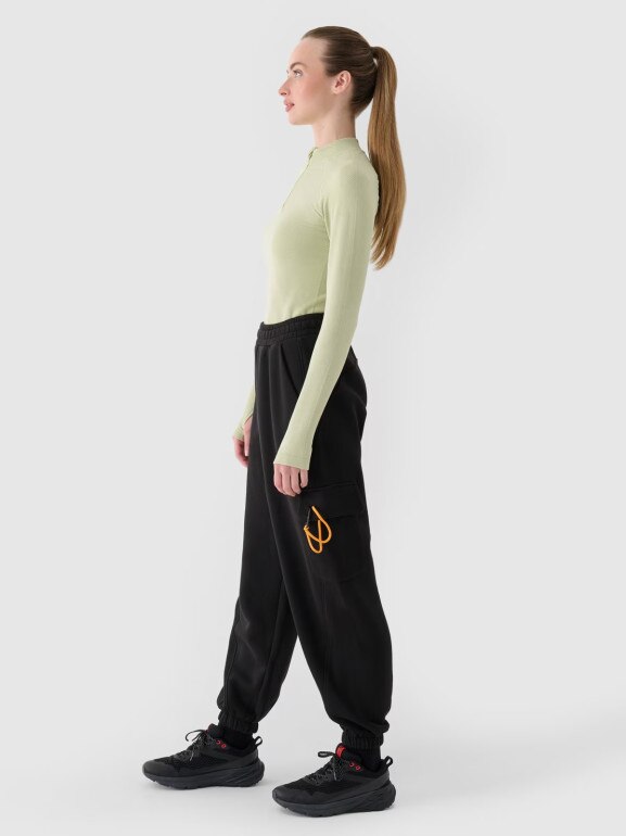 Damskie spodnie dresowe joggery 4F 4FRAW24TTROF1353 - czarne