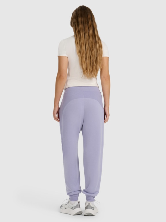 Damskie spodnie dresowe joggery 4F 4FWAW25TTROF1180 - fioletowe