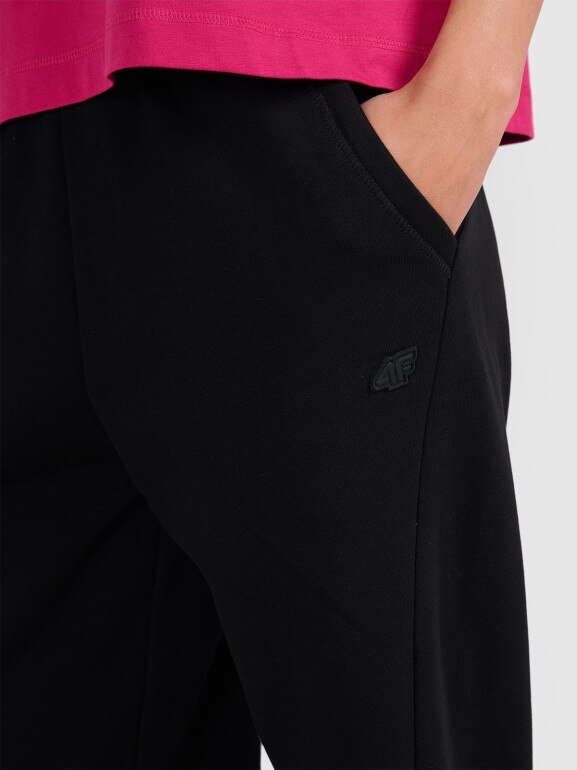 Damskie spodnie dresowe joggery 4F 4FWAW25TTROF1205 - czarne