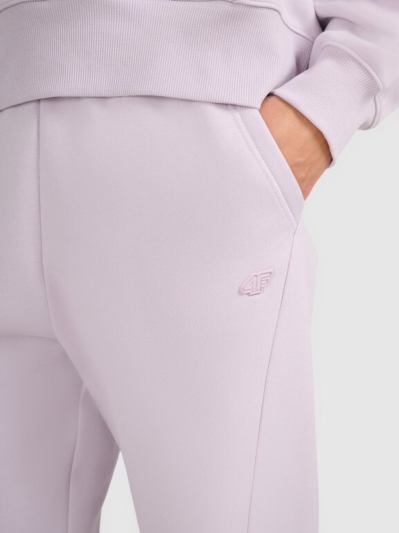 Damskie spodnie dresowe joggery 4F 4FWAW25TTROF1205 - fioletowe