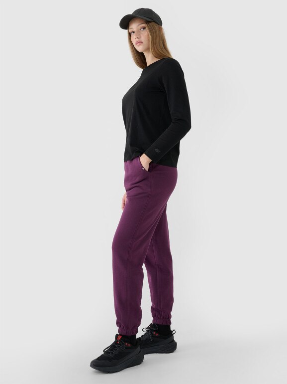 Damskie spodnie dresowe joggery 4F 4FWSS25TTROF1013 - fioletowe