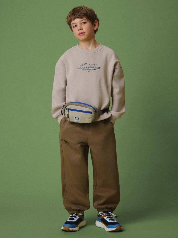 Chłopięce spodnie dresowe joggery 4F 4FJRSS26TTROM1896 - brązowe