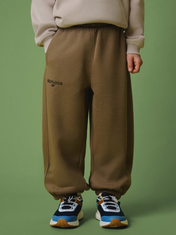 Chłopięce spodnie dresowe joggery 4F 4FJRSS26TTROM1896 - brązowe
