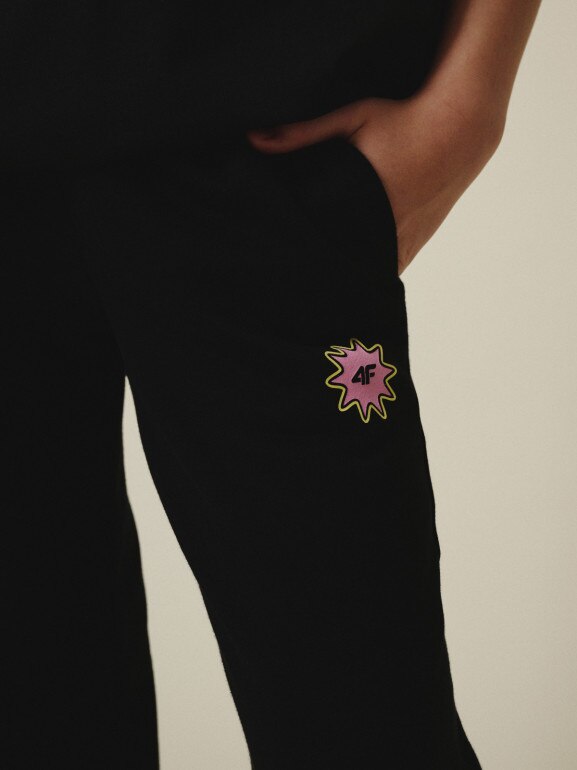 Dziewczęce spodnie dresowe 4F 4FJRSS26TTROF1870 - czarne