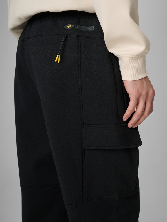 Męskie spodnie dresowe cargo 4F 4FRSS26TTROM1916 - czarne