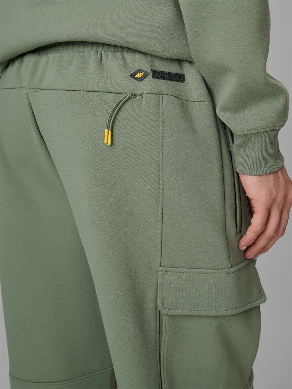 Męskie spodnie dresowe cargo 4F 4FRSS26TTROM1916 - oliwkowy