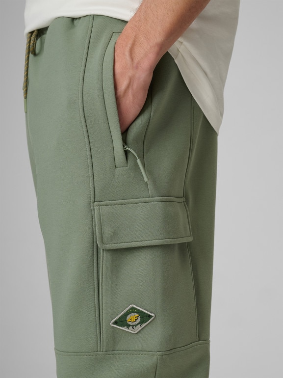 Męskie spodnie dresowe cargo 4F 4FRSS26TTROM1916 - oliwkowy