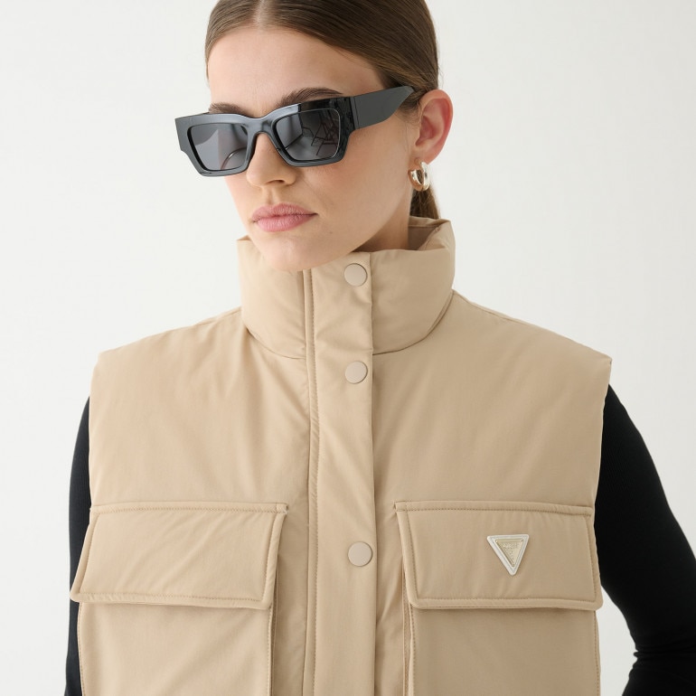 Damski bezrękawnik puchowy Guess Aurlie SL Puffer Overshirt - beżowy