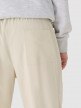 mini: Męskie spodnie casual tkaninowe Outhorn OTHWAW24TTROM0894 -beżowe (3)