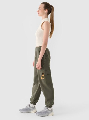 Damskie spodnie dresowe joggery 4F 4FRAW24TTROF1353 - oliwkowe/khaki