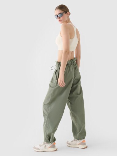 Damskie spodnie parachute casual 4F 4FRSS24TTROF1330 - oliwkowe/khaki