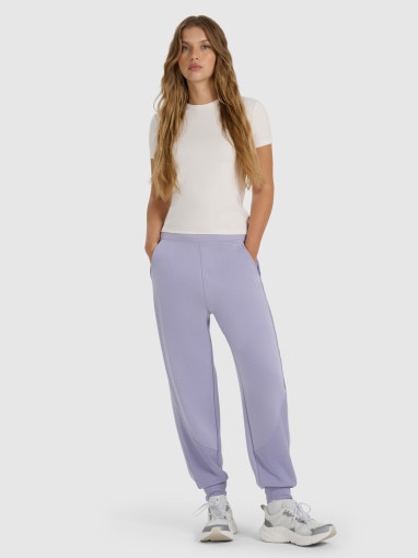 4F Damskie spodnie dresowe joggery 4F 4FWAW25TTROF1180 fioletowe Fioletowy