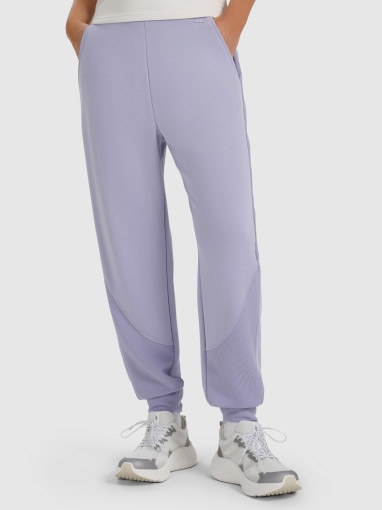 Damskie spodnie dresowe joggery 4F 4FWAW25TTROF1180 - fioletowe