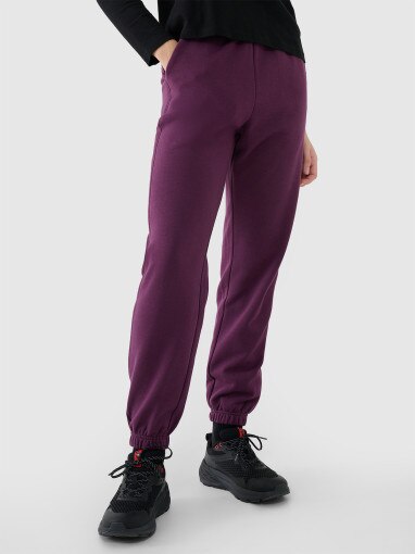 Damskie spodnie dresowe joggery 4F 4FWSS25TTROF1013 - fioletowe