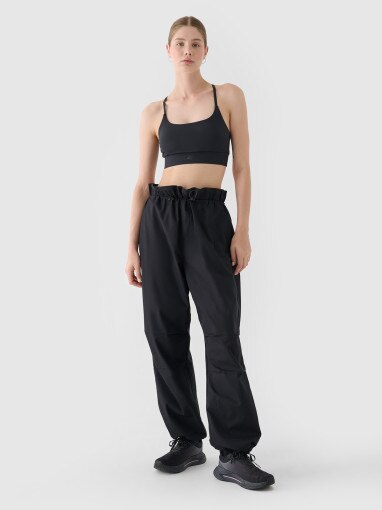  4F Damskie spodnie oversize parachute 4F 4FRSS24TTROF1330  czarne Czarny