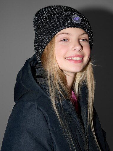 Dziewczęca czapka zimowa odblaskowa 4F 4FJRAW25ACAPF0750 - czarna