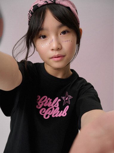  4F JUNIOR Dziewczęcy tshirt z nadrukiem 4F 4FJRSS26TTSHF3452  czarny Czarny