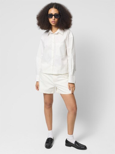  Outhorn Damskie spodenki jeansowe Outhorn OTHWSS24TSHOF399  beżowe Beżowy