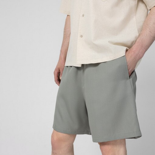 Męskie spodenki tkaninowe OUTHORN OTHSS23TSHOM142 - khaki
