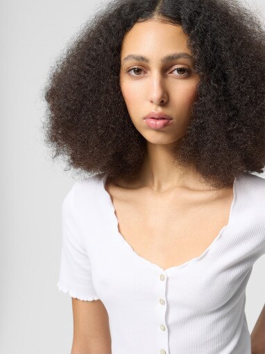 Damski crop top bez nadruku Outhorn OTHWSS24TTSHF1489 - biały