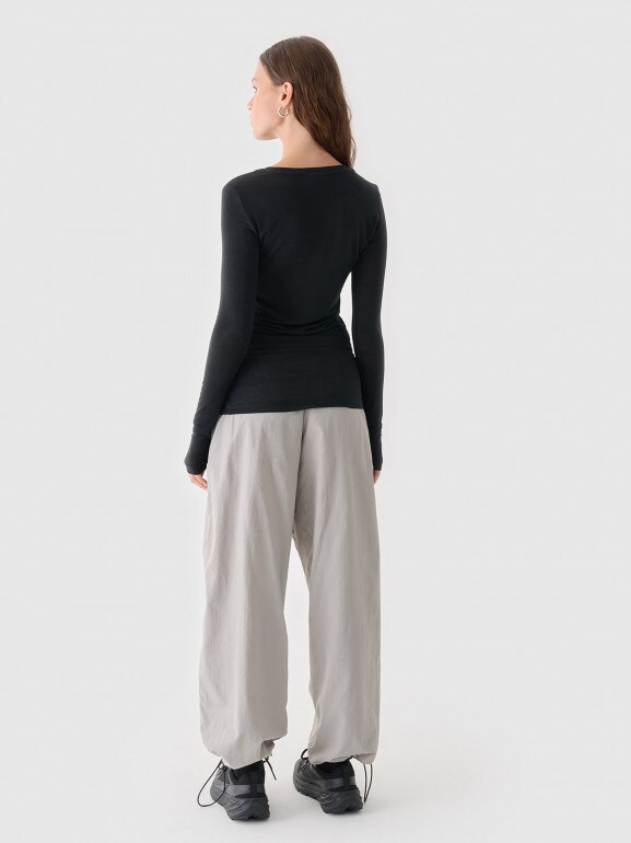 Damskie spodnie casual tkaninowe Outhorn OTHWAW24TTROF1222 - szare