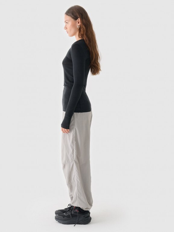 Damskie spodnie casual tkaninowe Outhorn OTHWAW24TTROF1222 - szare